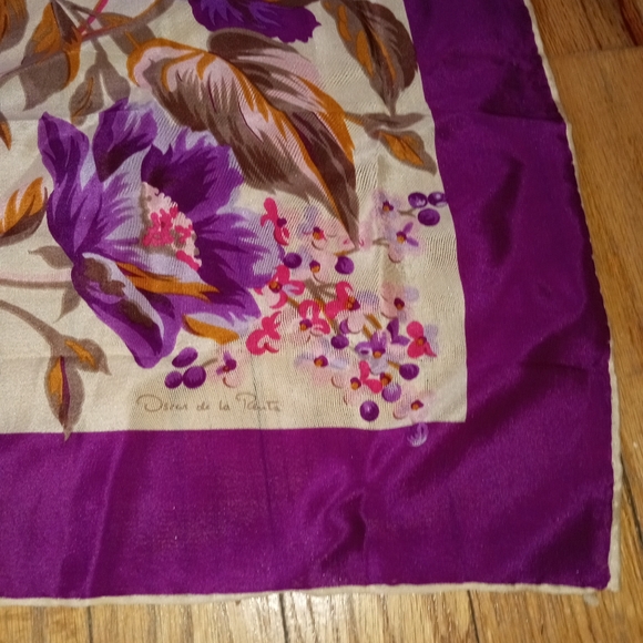 Authentic Oscar de la Renta scarf - Picture 3 of 4